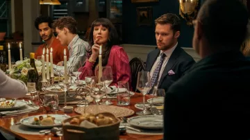 Les tenues de la série télévisée The Perfect Couple : Isabel Nallet (Isabelle Adjani) porte une robe rose dans la saison 1