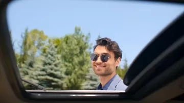 Merci, prochaine série télévisée : Cem (Hakan Kurtaş) porte des lunettes de soleil aviateur dans la saison 1