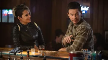 The Union outfits: Mark Wahlberg wears Plaid shirt to play Mike McKenna in the movie