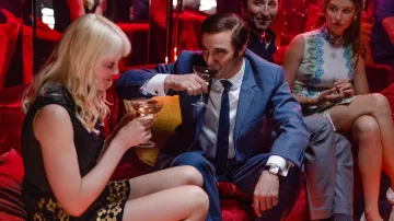 Los looks y accesorios de la película Monsieur Aznavour: Tahar Rahim lleva un hermoso reloj vintage en una discoteca para su papel de Charles Aznavour