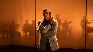 El vestuario de la película Monsieur Aznavour: Tahar Rahim lleva una magnífica chaqueta blazer estampada para interpretar a Charles Aznavour