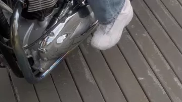 Outfits from How to Lose a Guy in 10 Days : Andie (Kate Hudson) wears white sneakers in the motorcycle scene