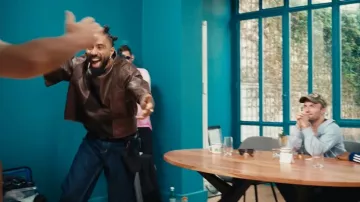 Fary porte un jean évasé à fentes en QUI EST L’IMPOSTEUR ? (ft Fary et Jean-Pascal Zadi)