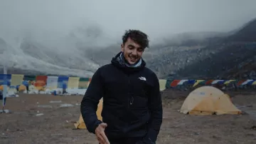 Inoxtag wears a black jacket The North Face in its documentary Kaizen: 1 year to climb Everest!