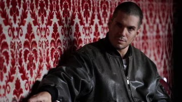 Les tenues du film L'amour ouf : François Civil porte une veste en cuir style bomber pour interpréter Clotaire