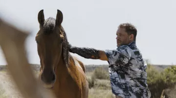 Venom: The Last Dance - Outfits: Tom Hardy wears Hawaiian printed shirt to portray Eddie Brock in the Marvel's Movie