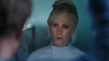 Venom : La Dernière Danse - Penderie : Juno Temple porte de magnifiques boucles d’oreilles