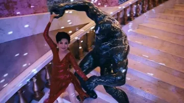 Venom : The Last Dance - Pengiaire : Mme Chen (Peggy Lu) porte une longue robe de soirée à paillettes rouges