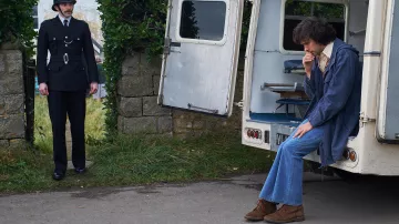 Une garde-robe de série télévisée très anglaise : Ben Whishaw porte des bottes marron en daim pour jouer Norman Scott dans la saison 1