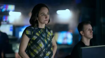 Atuendos de A Very Royal Scandal: Esme Wren (Lydia Leonard) usa un top verde estampado en el episodio 1 de la temporada 1