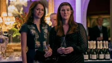 Atuendos de A Very Royal Scandal: La princesa Eugenia (Sofia Oxenham) lleva un vestido sin mangas estampado verde en el episodio 1 de la temporada 1