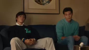 Garde-robe de la série télévisée Monsters : Erik Menendez (Cooper Koch) porte un pull torsadé bleu dans la saison 1