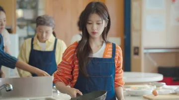 Atuendos de la serie de televisión Love Next Door: Bae Seok-ryu (Jung So-min) usa cárdigan de punto a rayas corales en el episodio 6 de la temporada 1