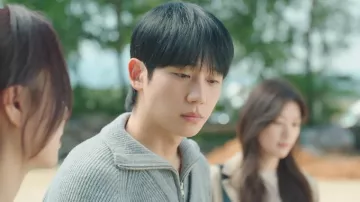 Vestuario de la serie de televisión Love Next Door: Choi Seung-hyo (Jung Hae-in) usa una sudadera gris acanalada con cremallera en el episodio 5 de la temporada 1
