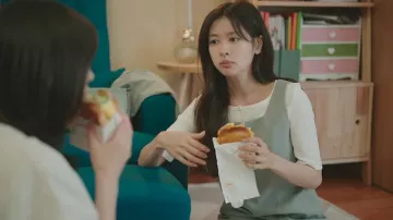 Atuendos del programa de televisión Love Next Door: Bae Seok-ryu (Jung So-min) usa un vestido gris en el episodio 4 de la temporada 1