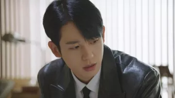 Serie de televisión Outfits of Love Next Door: Choi Seung-hyo (Jung Hae-in) usa una chaqueta blazer de cuero en el episodio 3 de la temporada 1