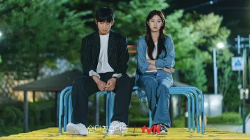Mira los looks de Love Next Door: Bae Seok-ryu (Jung So-min) usa una sobrecamisa de mezclilla azul en la temporada 1, episodio 9 de la serie de televisión