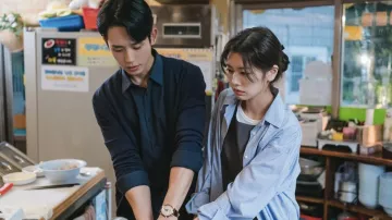 Consigue los accesorios de moda de la serie de televisión Love Next Door: Reloj redondo dorado usado por Choi Seung-hyo (Jung Hae-in) en el episodio 8 de la temporada 1