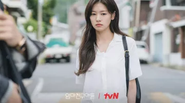 Love Next Door Fashion: Bolso de hombro de cuero de Bae Seok-ryu (Jung So-min) en la temporada 1, episodio 8