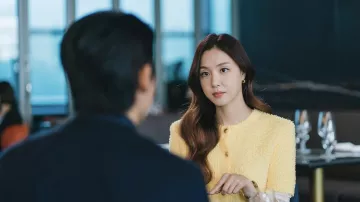 Love Next Door Garments: Jang Tae-hui (Seo Ji-hye) usa una blusa de botones de tweed amarillo en el episodio 7 de la temporada 1
