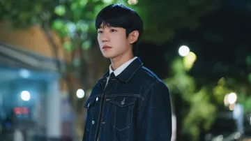 Vestuario de la serie de televisión Love Next Door: Choi Seung-hyo (Jung Hae-in) usa una chaqueta de mezclilla en el episodio 6 de la temporada 1