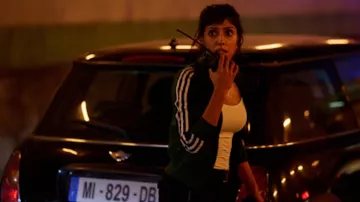 Tenues de la série télévisée Paris Has Fallen : Zara Taylor (Ritu Arya) porte une veste de survêtement noire Adidas dans la saison 1