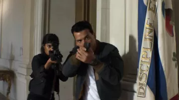 Les looks de la série Paris Has Fallen : Vincent Taleb (Tewfik Jallab) porte une montre tactique noire dans la saison 1