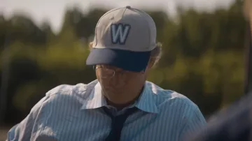 Film You Gotta Believe : L’entraîneur Jon Kelly (Greg Kinnear) porte une casquette de baseball « W »
