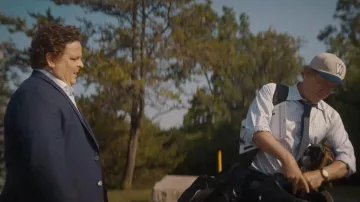 Tenues de film : Greg Kinnear porte une montre ronde en or pour représenter l’entraîneur Jon Kelly