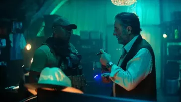 Garde-robe de Long Gone Heroes : Andy García porte une montre à bracelet en métal pour jouer à Roman