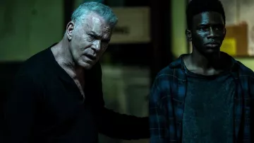 1992 Movie Wardrobe: Ray Liotta is wearing Black top to portray Lowell