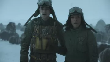 Atuendos de la película Mickey 17: Robert Pattinson usa gafas de invierno para interpretar a Mickey Barnes