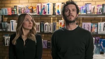 Tenues de Nobody Wants This : Kristen Bell porte des colliers en or pour représenter Joanne dans la saison 1