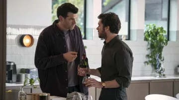 Accessoires de mode de Nobody Wants This série télévisée : Noah (Adam Brody) porte une montre en or dans la saison 1