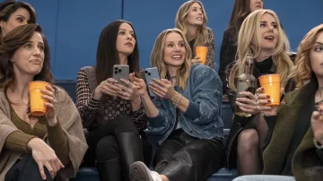Personne ne veut de cette garde-robe de série télévisée : Esther (Jackie Tohn) porte un haut imprimé en patchwork dans la saison 1