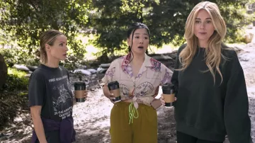 Obtenez les looks de Nobody Wants This série télévisée : Ashley (Sherry Cola) porte une chemise à boutons imprimée rose dans la saison 1