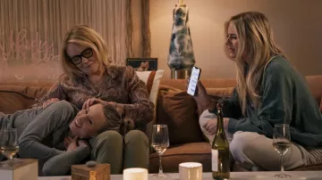 Obtenez les looks de Nobody Wants This série télévisée : Stephanie Faracy porte une chemise imprimée pour jouer Lynn dans la saison 1