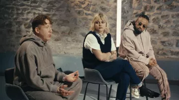 Les looks de Popstars 2024 : Alonzo porte un pantalon réfléchissant