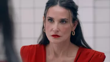 Tenues du film The Substance : Demi Moore porte des boucles d’oreilles en or pour représenter Elisabeth Sparkle
