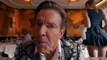 Mira los looks de The Substance Movie: Dennis Quaid usa un blazer azul bordado con flores para interpretar a Harvey