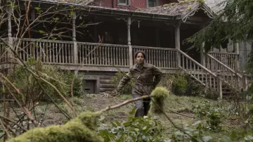 Clothing of Never Let Go Movie: June (Halle Berry) is wearing Brown Field Jacket