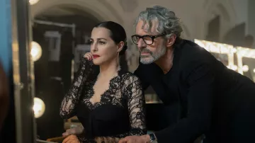 The looks of the series La Maison: Lambert Wilson wears dark glasses to play Vincent Ledu in season 1, episode 1