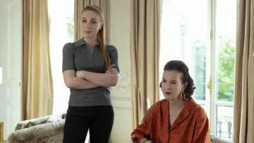 The looks of the series The House: Sarah Stern wears a gray top in episode 2 of season 1