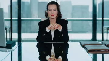 The looks of the series La Maison: Carole Bouquet wears masterful earrings for her role as Diane Rovel in episode 8, season 1