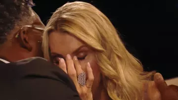Tenues de The Golden Bachelorette : Joan Vassos porte une bague géométrique dans la saison 1