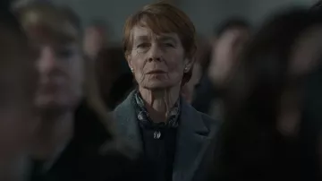 Prendas de la serie de televisión The Diplomat: Margaret Roylin (Celia Imrie) lleva un pañuelo estampado en la temporada 2