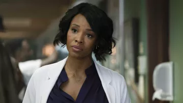 Tenues de la série télévisée Brilliant Minds : le Dr Carol Pierce (Tamberla Perry) porte un collier pendentif en or dans la saison 1