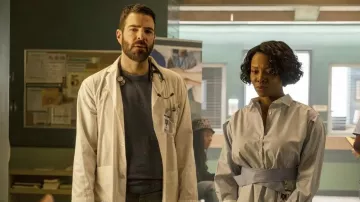 Outfits of Brilliant Minds : Le Dr Carol Pierce (Tamberla Perry) porte une robe-chemise ceinturée dans la saison 1