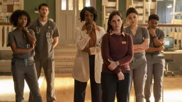 Outfits of Brilliant Minds série télévisée : le Dr Carol Pierce (Tamberla Perry) porte une montre jaune dans la saison 1