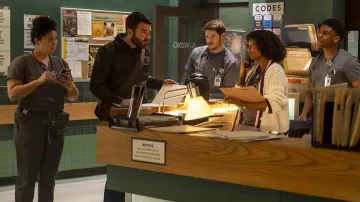 Série télévisée Brilliant Minds : Zachary Quinto utilise un sac messager pour jouer le Dr Oliver Wolf dans la saison 1